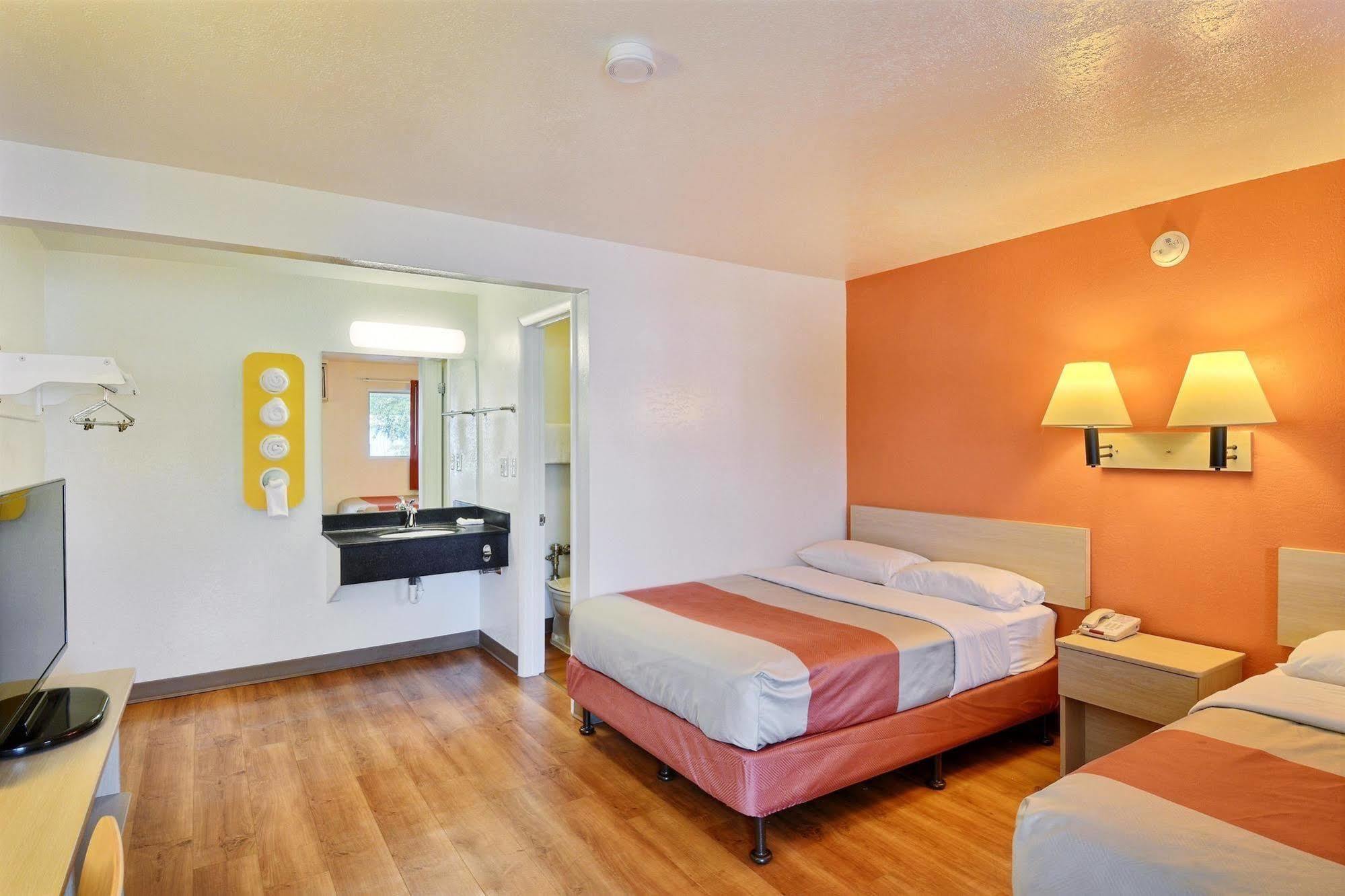 Travelodge By Wyndham Brattleboro Vt Exterior foto